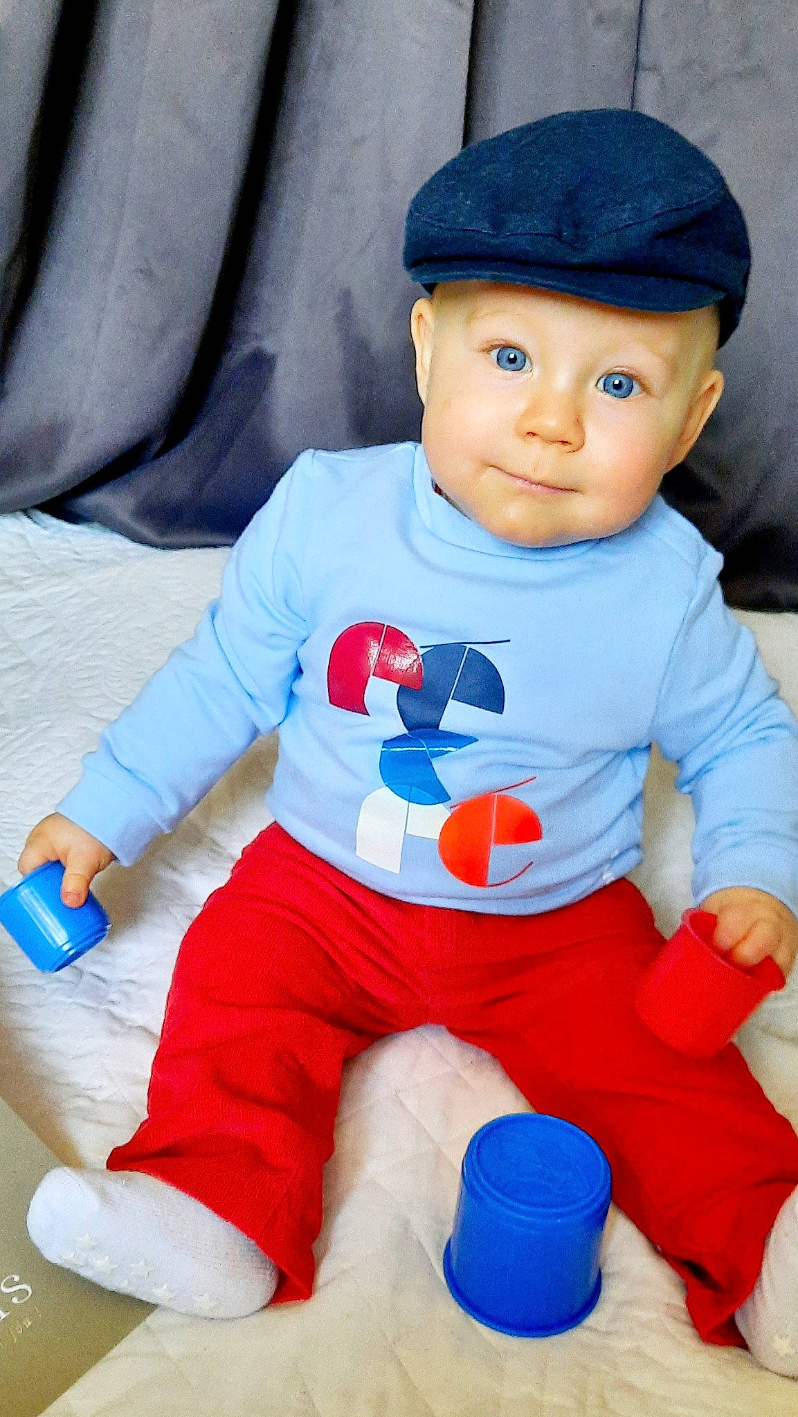 Jules participe au concours pour gagner de l'argent avec cette photo : arm, azure, baby_toddler_clothing, blue, child, comfort, cool, electric_blue, happy, headwear, human, organ, person, pink, product, red, sleeve, t_shirt, textile, toddler