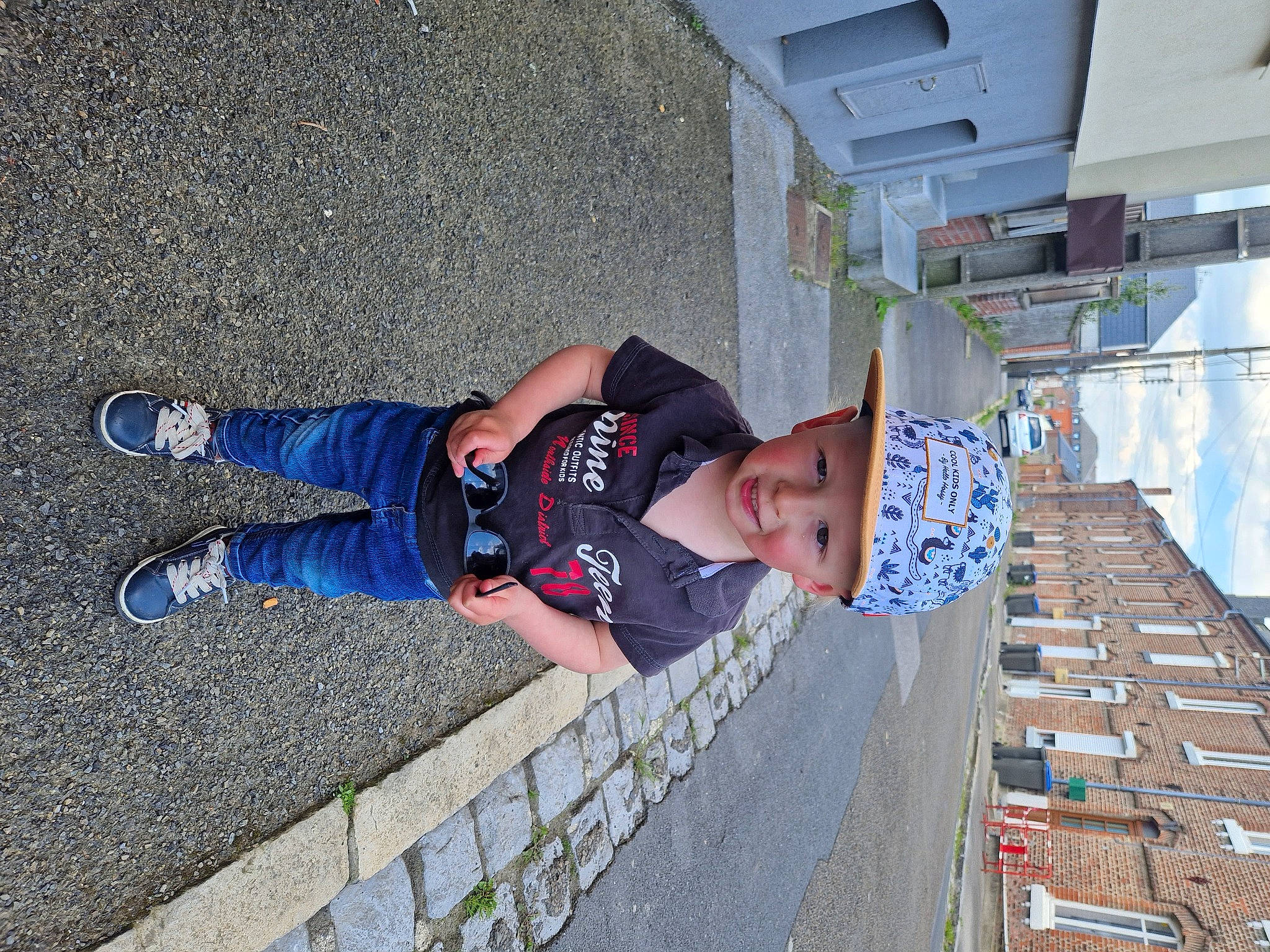 Lymelian participe au concours pour gagner de l'argent avec cette photo : asphalt, carmine, child, composite_material, concrete, electric_blue, facade, fun, hat, headwear, human_leg, leisure, pattern, pedestrian, person, road_surface, sidewalk, toddler, travel, vacation