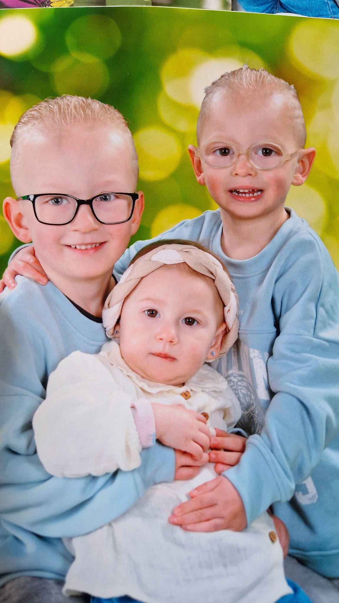 Lymelian participe au concours pour gagner de l'argent avec cette photo : baby_toddler_clothing, cheek, chin, eye, face, facial_expression, hairstyle, happy, head, headwear, human, joy, leaf, organ, people_in_nature, person, photograph, product, skin, sleeve