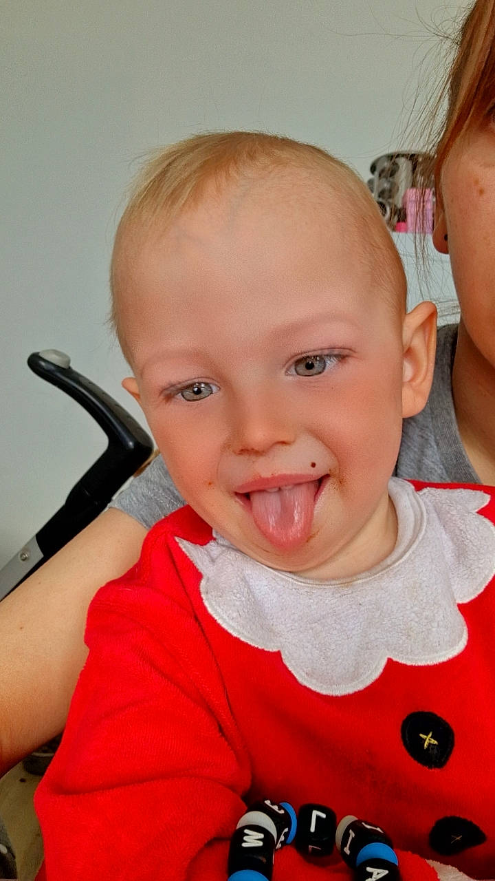 Lymelian participe au concours pour gagner de l'argent avec cette photo : baby, baby_toddler_clothing, cheek, ear, eyebrow, eyelash, finger, gesture, hair, happy, iris, joy, lip, mouth, neck, nose, person, skin, sleeve, smile