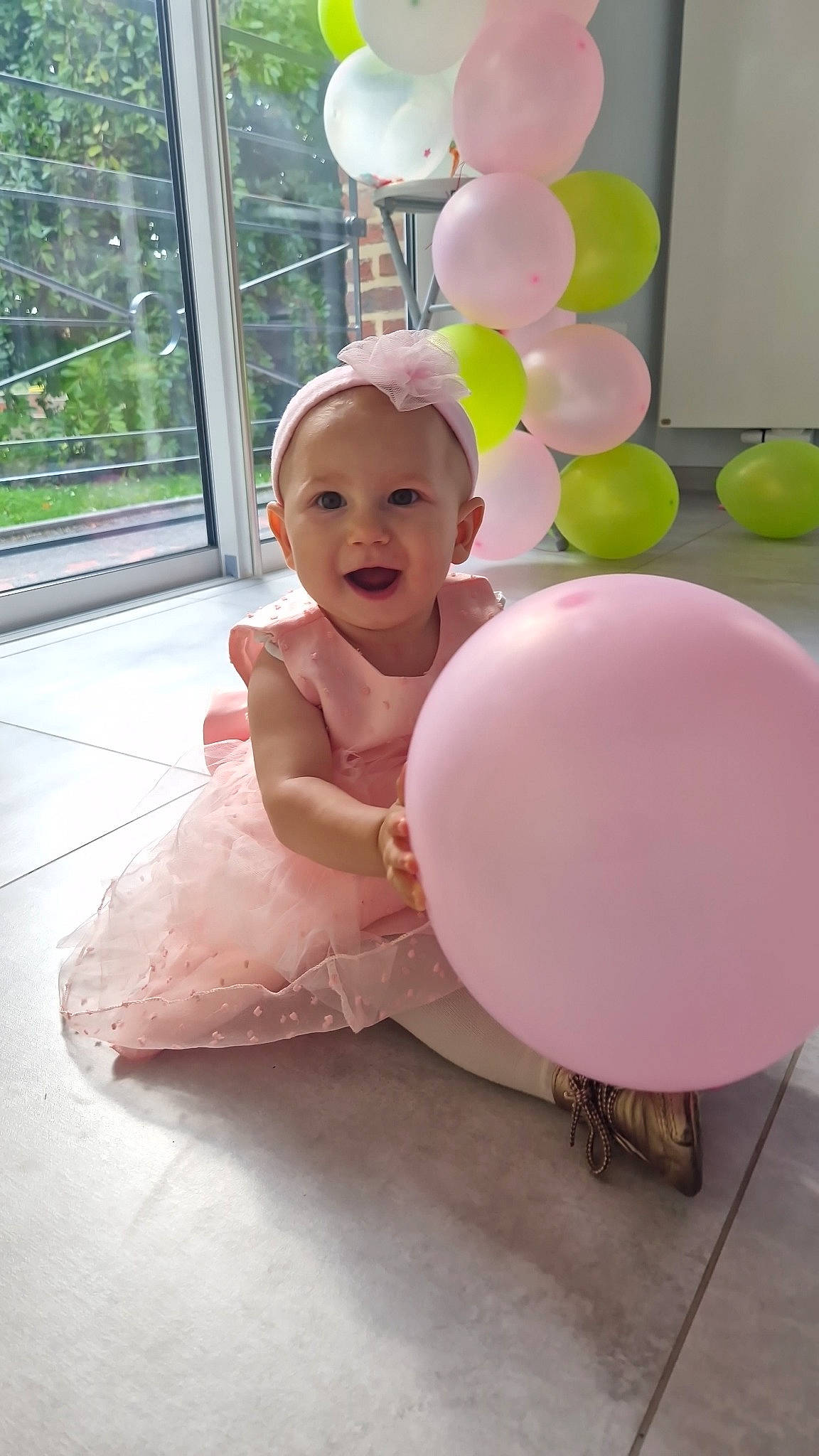 Mayssane a rejoint le concours — aidez-le/la à gagner de superbes lots ! baby, baby_toddler_clothing, balloon, beauty, child, dress, event, fun, happy, leisure, magenta, party_supply, person, pink, plant, product, room, sitting, smile, toddler