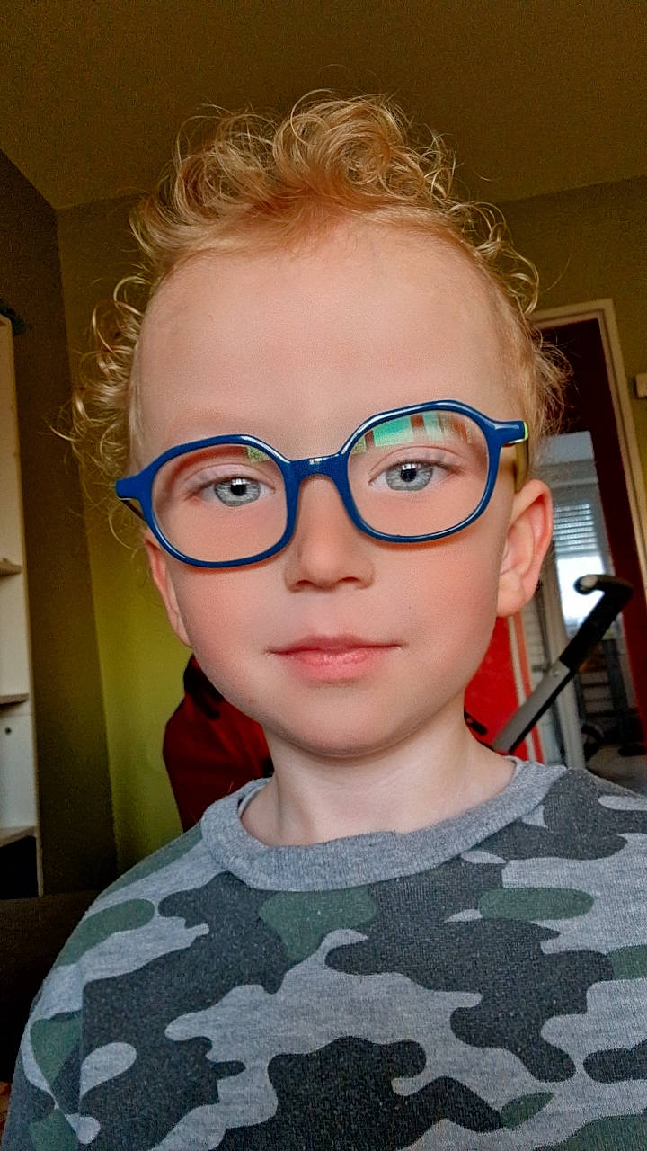 Kelyam participe au concours pour gagner de l'argent avec cette photo : cheek, chin, ear, eye_glass_accessory, eyebrow, eyelash, eyewear, facial_expression, flash_photography, forehead, glasses, hairstyle, jaw, lip, mouth, neck, nose, person, skin, smile