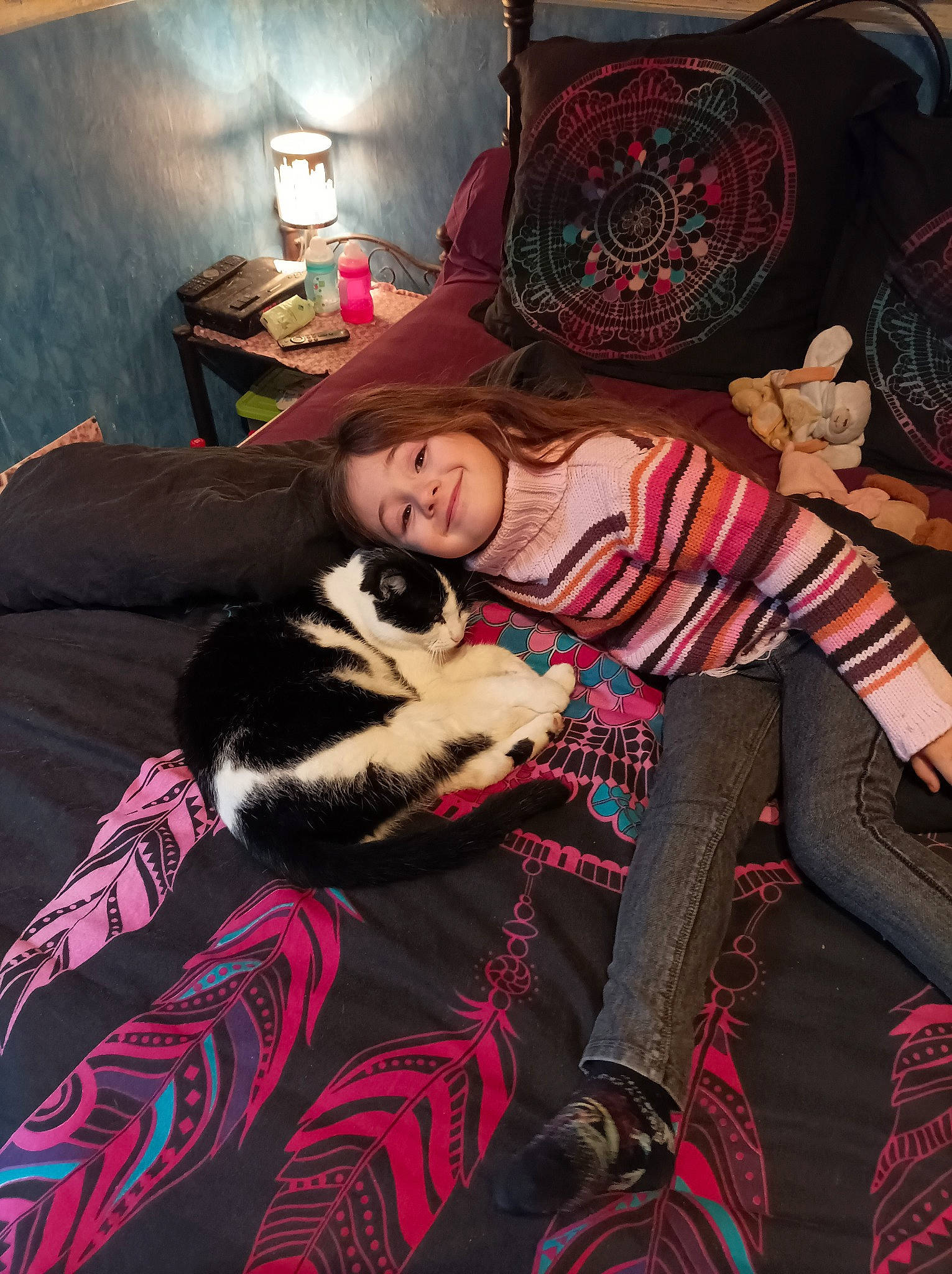 Alézia participe au concours pour gagner de l'argent avec cette photo : carnivore, comfort, companion_dog, fashion_design, felidae, flash_photography, floor, flooring, fur, happy, human_leg, joy, lap, leg, magenta, person, picture_frame, pink, sitting, smile