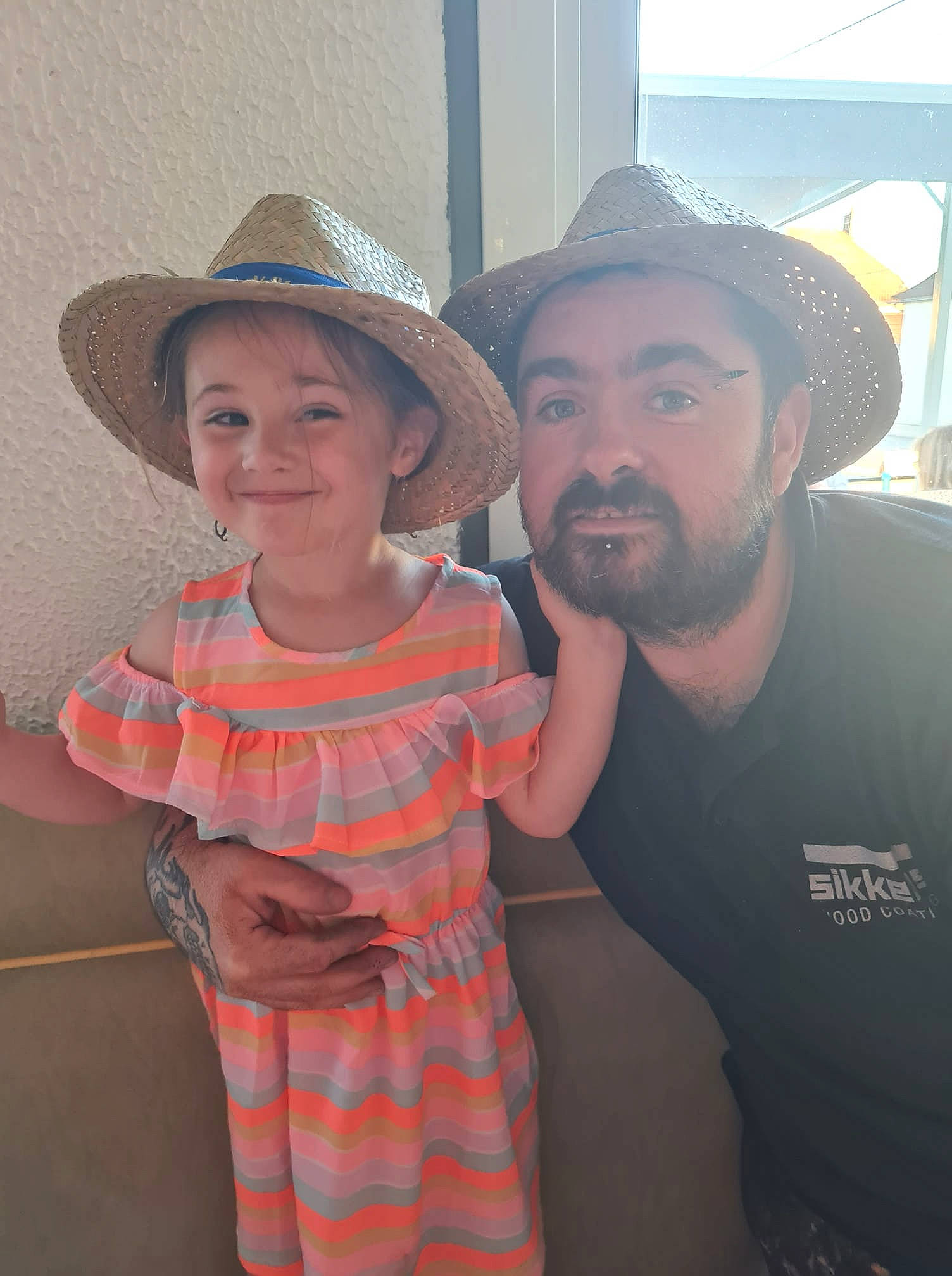 Alézia participe au concours pour gagner de l'argent avec cette photo : beard, chin, event, face, facial_expression, facial_hair, fashion_accessory, fun, hairstyle, happy, hat, headwear, human, joy, leisure, pattern, person, plaid, skin, smile