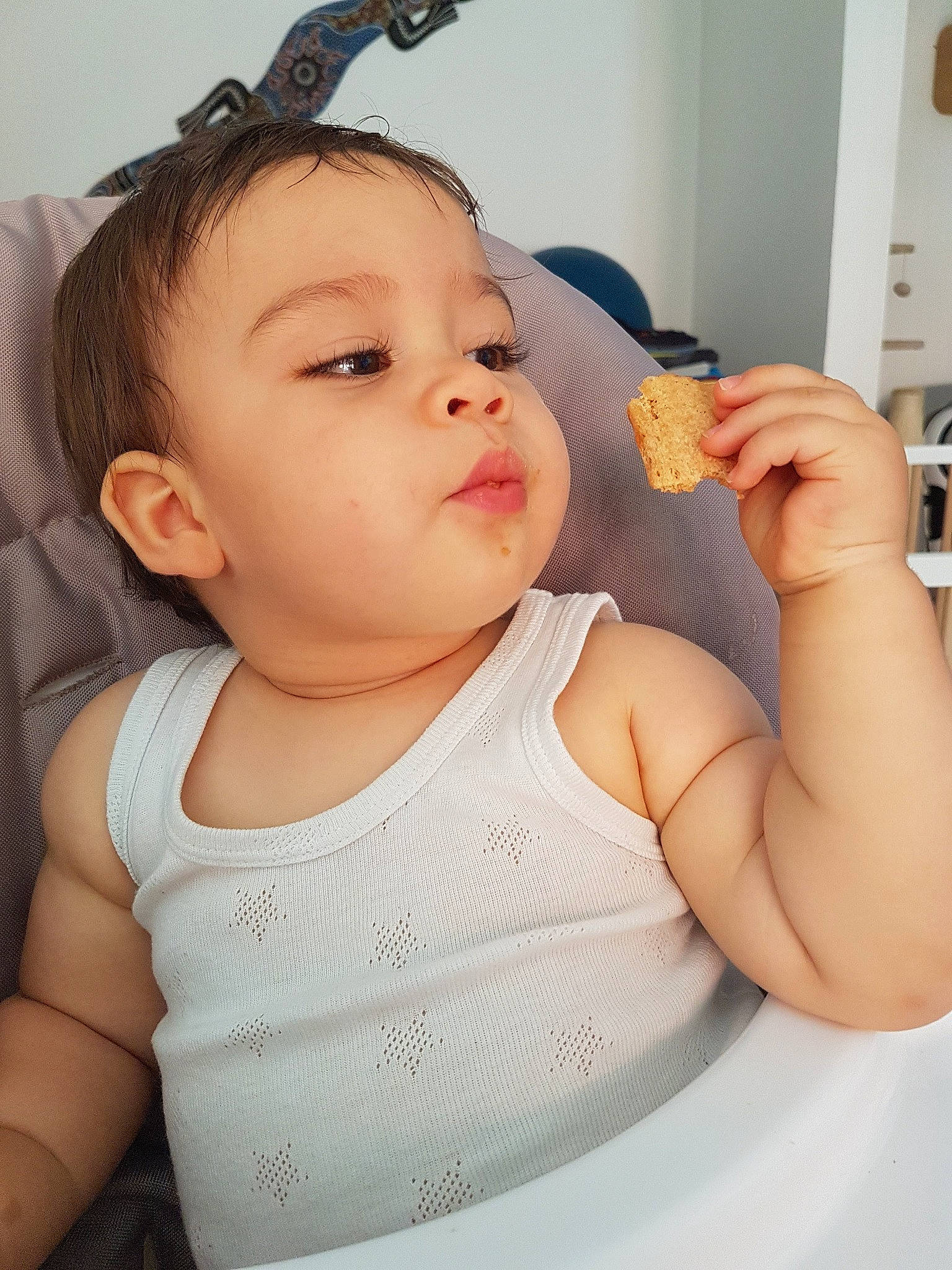 Milow participe au concours pour gagner de l'argent avec cette photo : arm, baby_toddler_clothing, cheek, chin, ear, eyebrow, eyelash, gesture, hairstyle, hand, human_body, iris, joint, lip, mouth, neck, nose, person, shoulder, skin