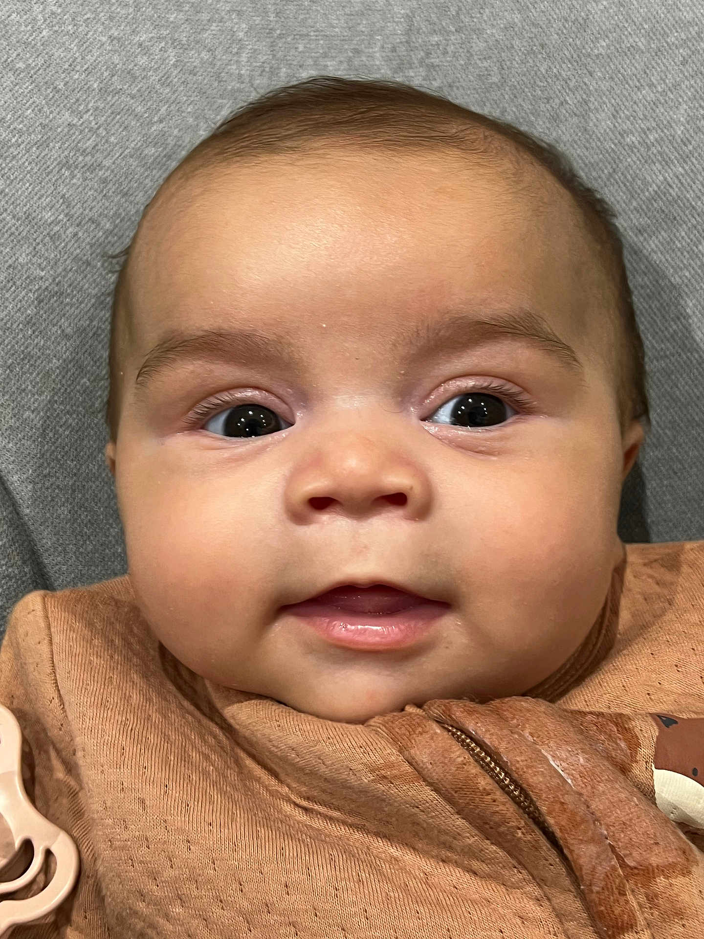 Céleste participe au concours pour gagner de l'argent avec cette photo : baby, infant, face, eyes, smile, clothing, brown, pacifier, cute, closeup, skin, head, young_child, portrait, expression, indoor, fabric, texture, person, child