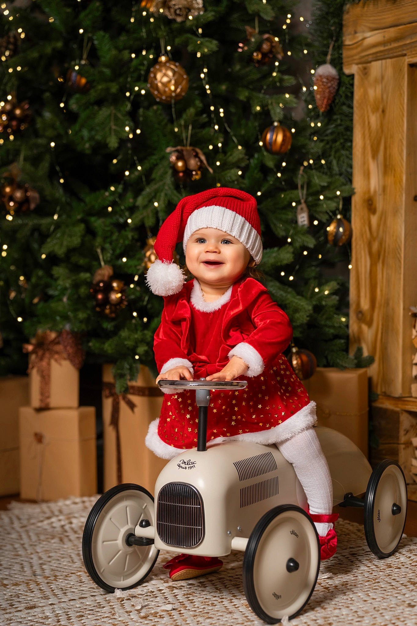 Cali participe au concours pour gagner de l'argent avec cette photo : bicycle, child, christmas_decoration, christmas_ornament, christmas_tree, event, fun, happy, headwear, helmet, holiday, joy, light, person, riding_toy, rolling, smile, snapshot, tire, toddler