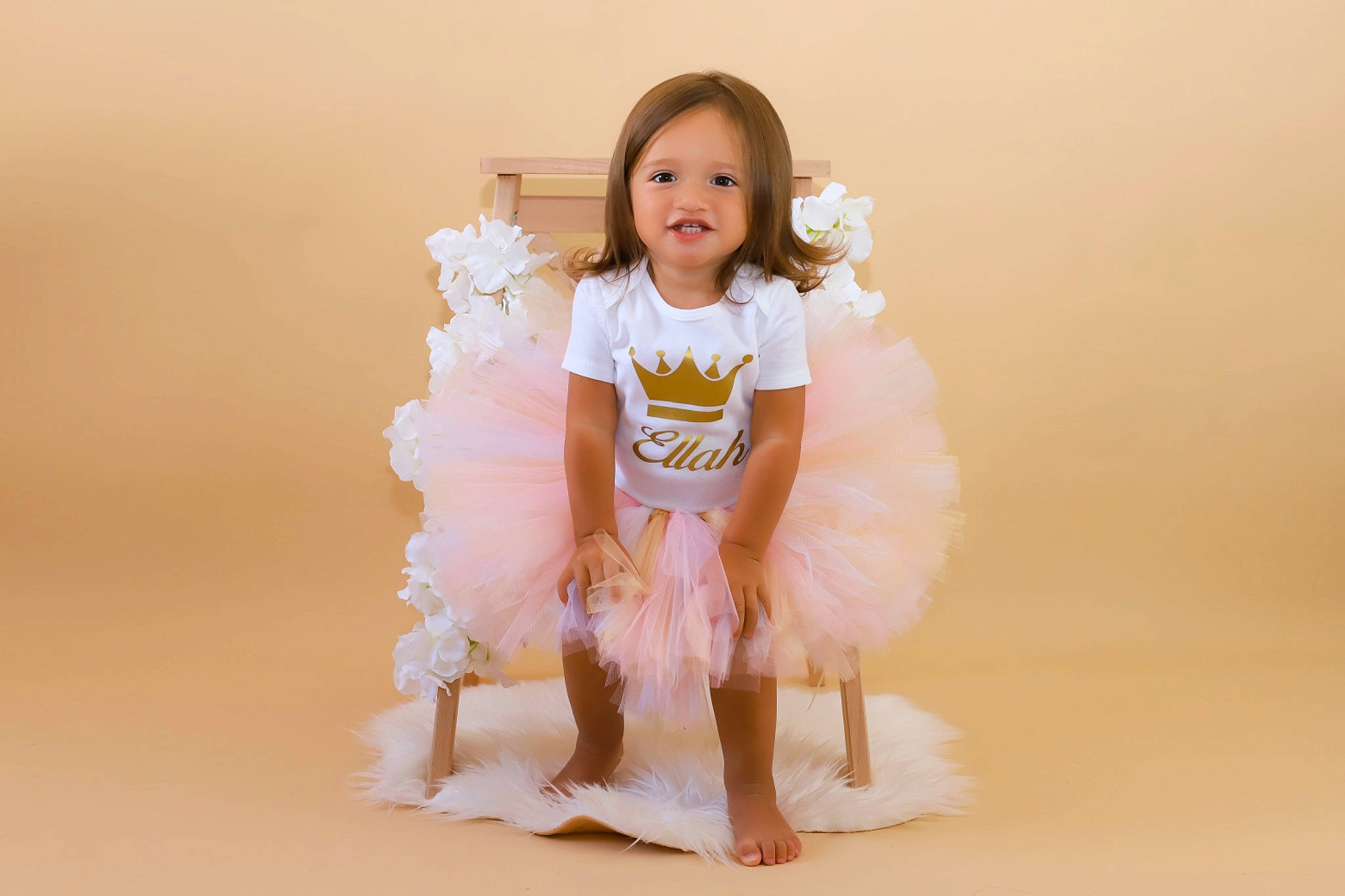 Ellah participe au concours pour gagner de l'argent avec cette photo : baby, baby_toddler_clothing, barefoot, day_dress, dress, face, flash_photography, foot, gesture, happy, human_leg, jeans, neck, peach, person, petal, pink, sleeve, smile, toddler