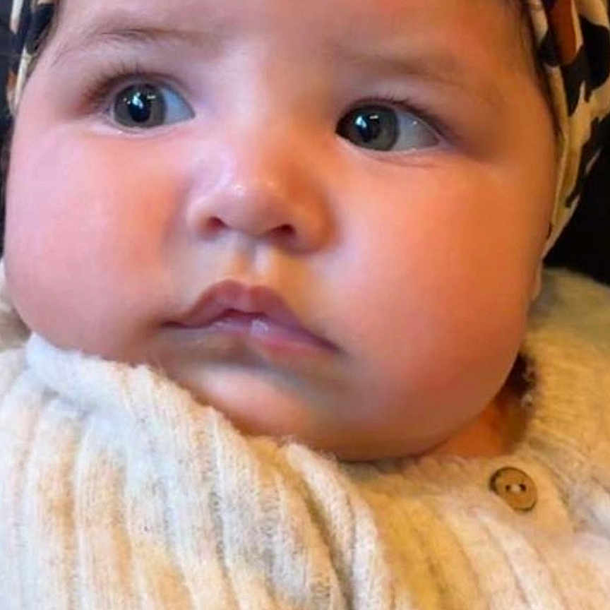Insiyah participe au concours pour gagner de l'argent avec cette photo : baby, bow, button, child, closeup, cozy, curly_hair, cute, eyelashes, face, fashion, headband, headwear, indoor, infant, looking_away, portrait, skin, soft_lighting, sweater