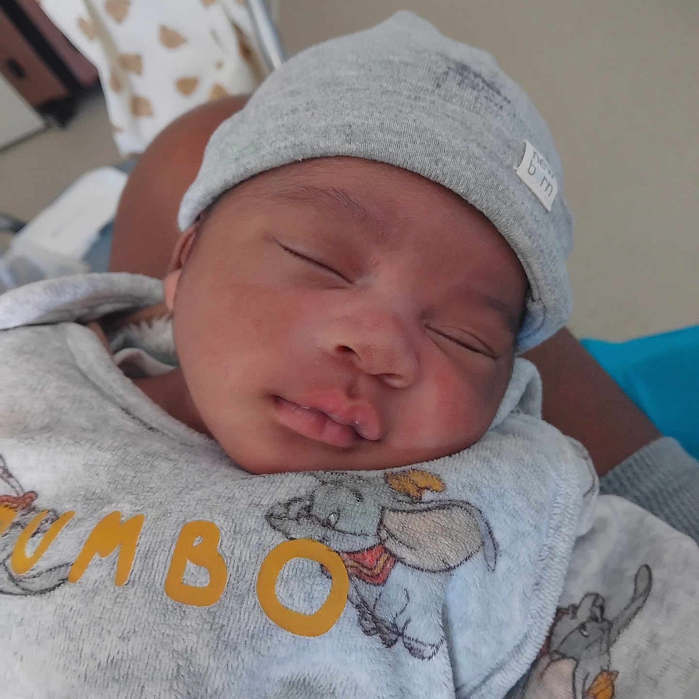 Ilyano a rejoint le concours — aidez-le/la à gagner de superbes lots ! apparel, baby, blanket, child, closeup, clothing, comfort, cute, dumbo, face, hat, indoor, infant, newborn, pattern, peaceful, portrait, rest, sleeping, soft
