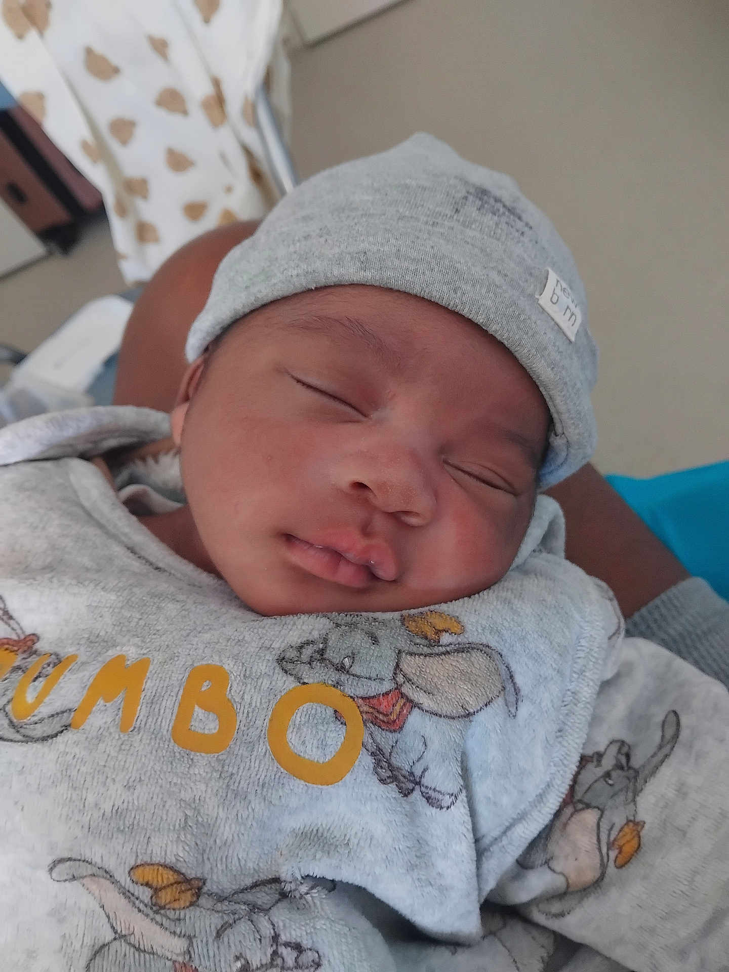 Ilyano a rejoint le concours — aidez-le/la à gagner de superbes lots ! baby, sleeping, hat, clothing, dumbo, child, infant, face, peaceful, closeup, cute, portrait, soft, comfort, rest, newborn, apparel, pattern, blanket, indoor