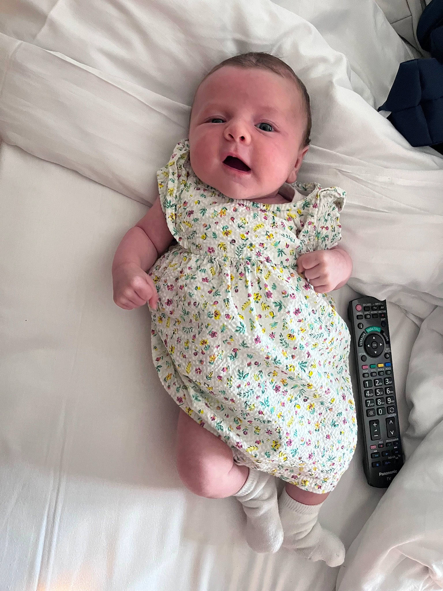 Iris participe au concours pour gagner de l'argent avec cette photo : baby, baby_products, baby_sleeping, baby_toddler_clothing, cheek, child, comfort, finger, gesture, iris, linens, lip, mouth, nail, pattern, person, sitting, skin, sleeve, thumb