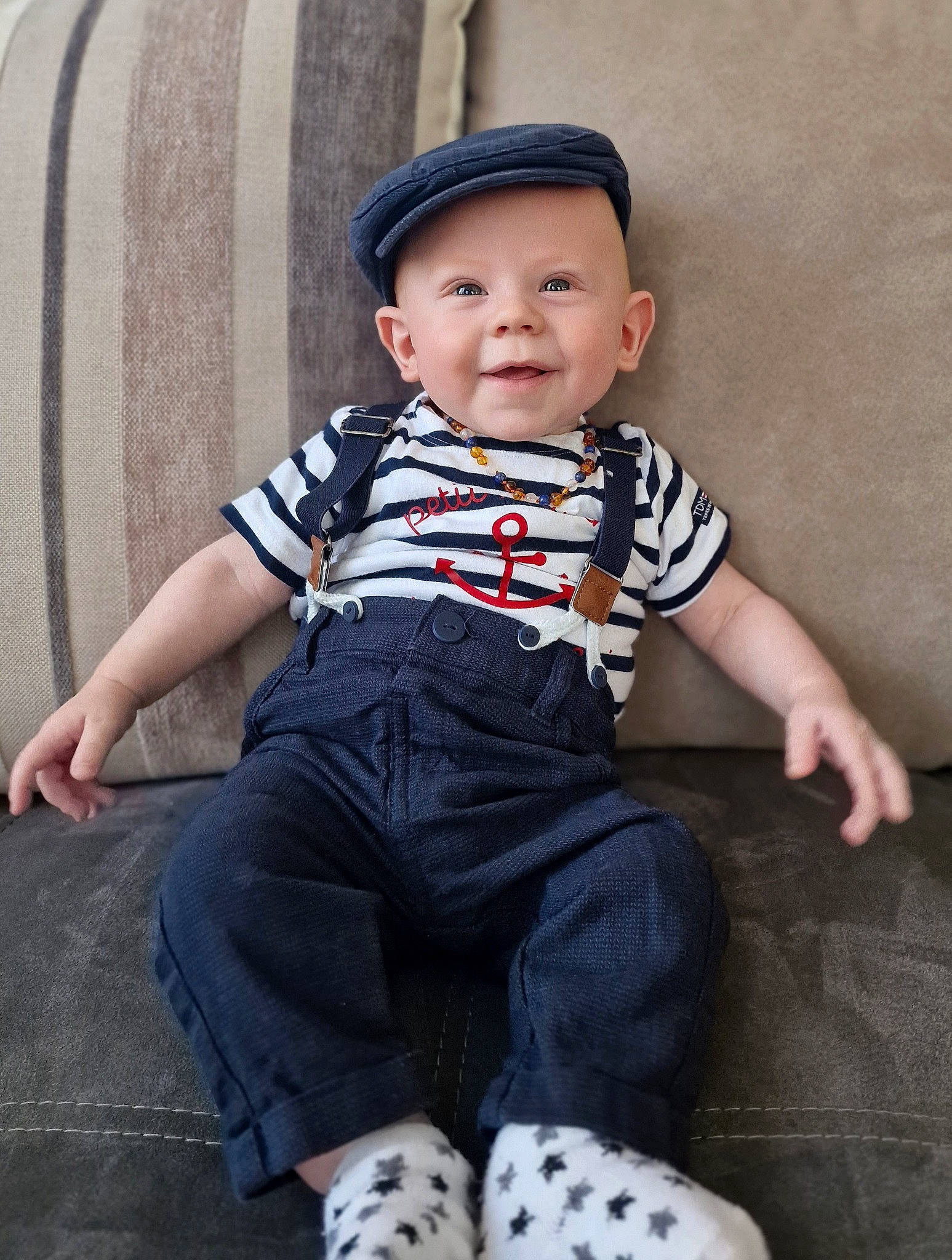 Thymoté a rejoint le concours — aidez-le/la à gagner de superbes lots ! baby, baby_toddler_clothing, black, cap, child, collar, denim, electric_blue, flash_photography, grass, happy, hat, headwear, human_leg, leg, pattern, person, sitting, sleeve, smile