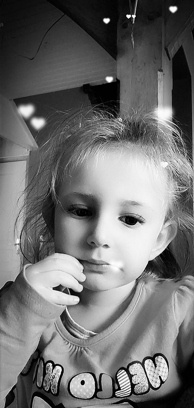 Lola a rejoint le concours — aidez-le/la à gagner de superbes lots ! black, black_and_white, cheek, ear, eyebrow, eyelash, flash_photography, hair, hairstyle, happy, jaw, lip, mouth, neck, nose, organ, person, photograph, shoulder, skin