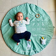 Mattéo a rejoint le concours — aidez-le/la à gagner de superbes lots ! baby, baby_boy, baby_girl, calm, child, clothing, cute, floor, giraffe, green_mat, indoor, infant, lying_down, mat, numbers, pants, portrait, shirt, tile_floor, toy