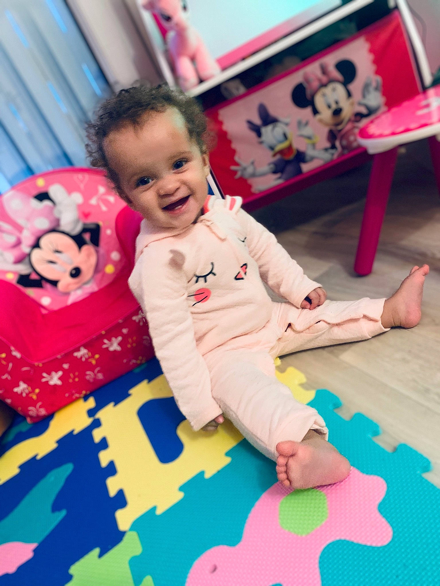 Meldina participe au concours pour gagner de l'argent avec cette photo : baby, child, floor, flooring, fun, joy, leisure, person, pink, play, room, toddler