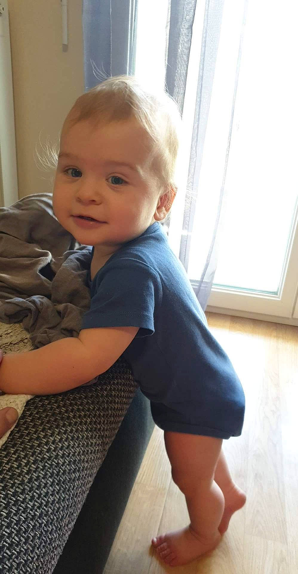 Maylone a rejoint le concours — aidez-le/la à gagner de superbes lots ! baby_toddler_clothing, cheek, elbow, facial_expression, floor, hair, hand, head, human_body, iris, joint, leg, neck, person, shoulder, skin, sleeve, smile, standing, waist