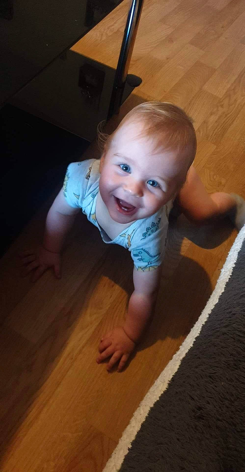 Maylone a rejoint le concours — aidez-le/la à gagner de superbes lots ! baby, baby_toddler_clothing, barefoot, cheek, chin, finger, flash_photography, floor, flooring, hand, hardwood, human_body, iris, joint, leg, mouth, nose, person, skin, smile