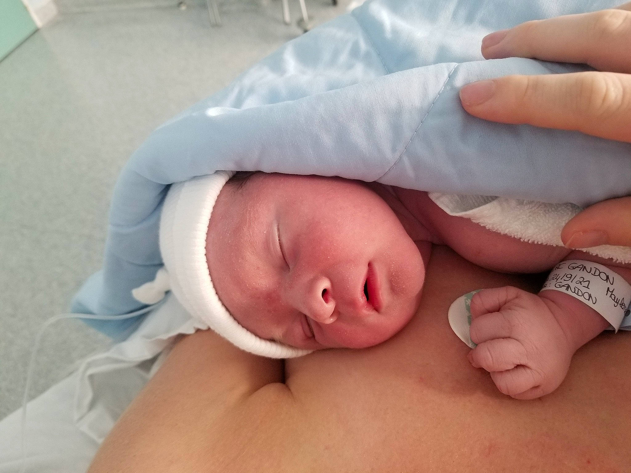 Maylone a rejoint le concours — aidez-le/la à gagner de superbes lots ! abdomen, baby, baby_sleeping, baby_toddler_clothing, cheek, comfort, eye, finger, gesture, hand, human_body, leg, lip, mouth, nail, nose, person, skin, stomach, thumb