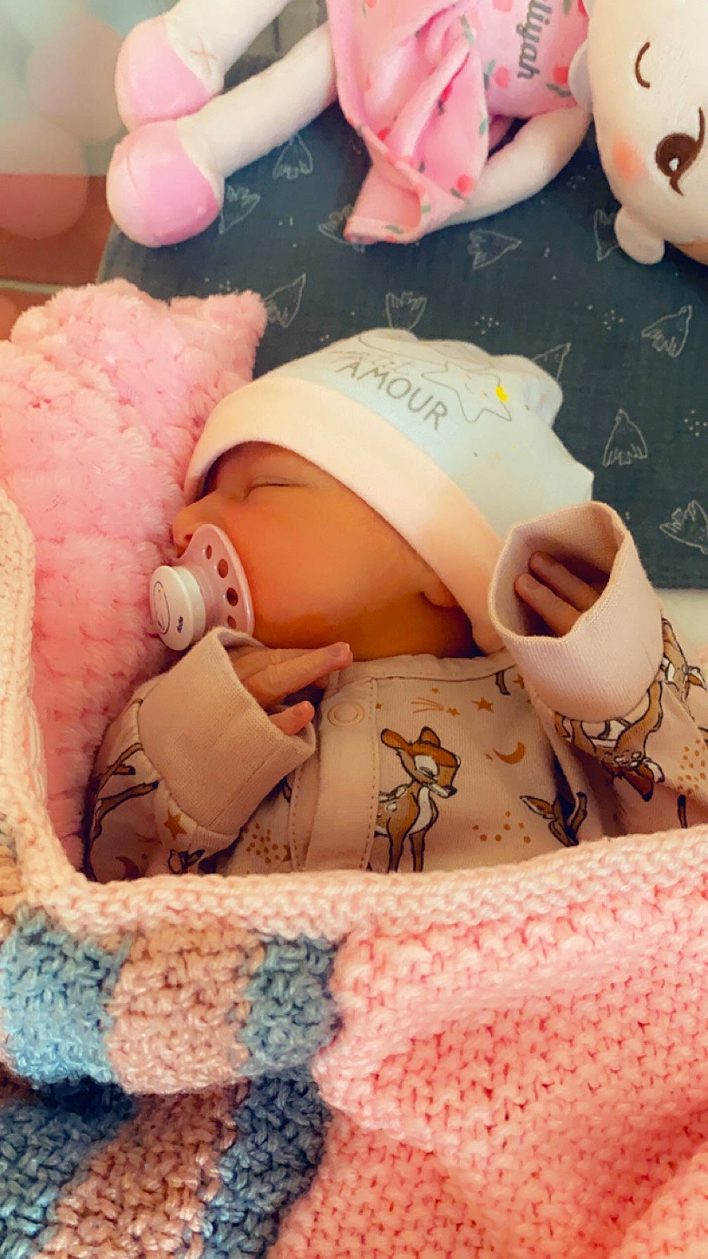 Aaliyah a rejoint le concours — aidez-le/la à gagner de superbes lots ! baby, baby_sleeping, baby_toddler_clothing, bag, beauty, cap, close_up, comfort, fedora, finger, font, human, linens, nail, peach, person, pink, product, skin, textile