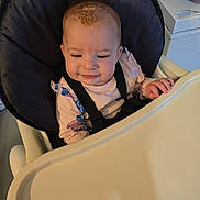 énora participe au concours pour gagner de l'argent avec cette photo : baby, high_chair, child, smile, indoor, person, seat, tray, clothing, straps, cute, infant, face, looking_down, furniture, young_child, sitting, happy, casual, home