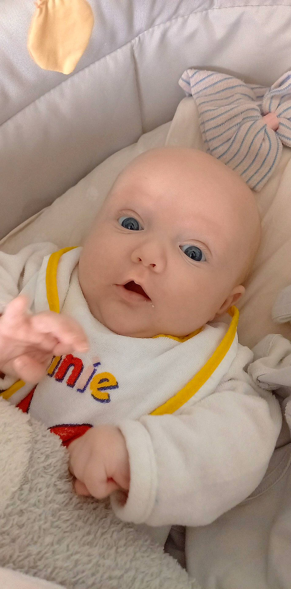 Lhaya participe au concours pour gagner de l'argent avec cette photo : baby, baby_toddler_clothing, cheek, chin, comfort, eye, eyebrow, face, facial_expression, finger, gesture, happy, head, iris, nose, person, skin, sleeve, smile, toddler