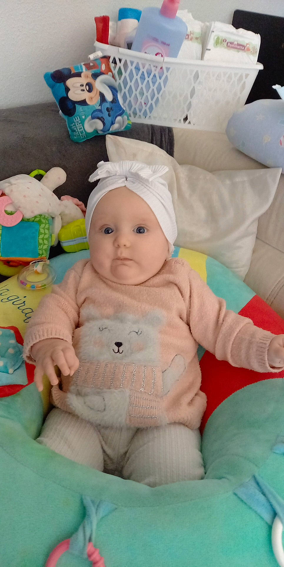 Lhéya a rejoint le concours — aidez-le/la à gagner de superbes lots ! baby, baby_products, baby_safety, baby_sleeping, baby_toddler_clothing, cap, cheek, child, comfort, happy, headwear, linens, person, pink, plush, room, sitting, stuffed_toy, textile, toddler