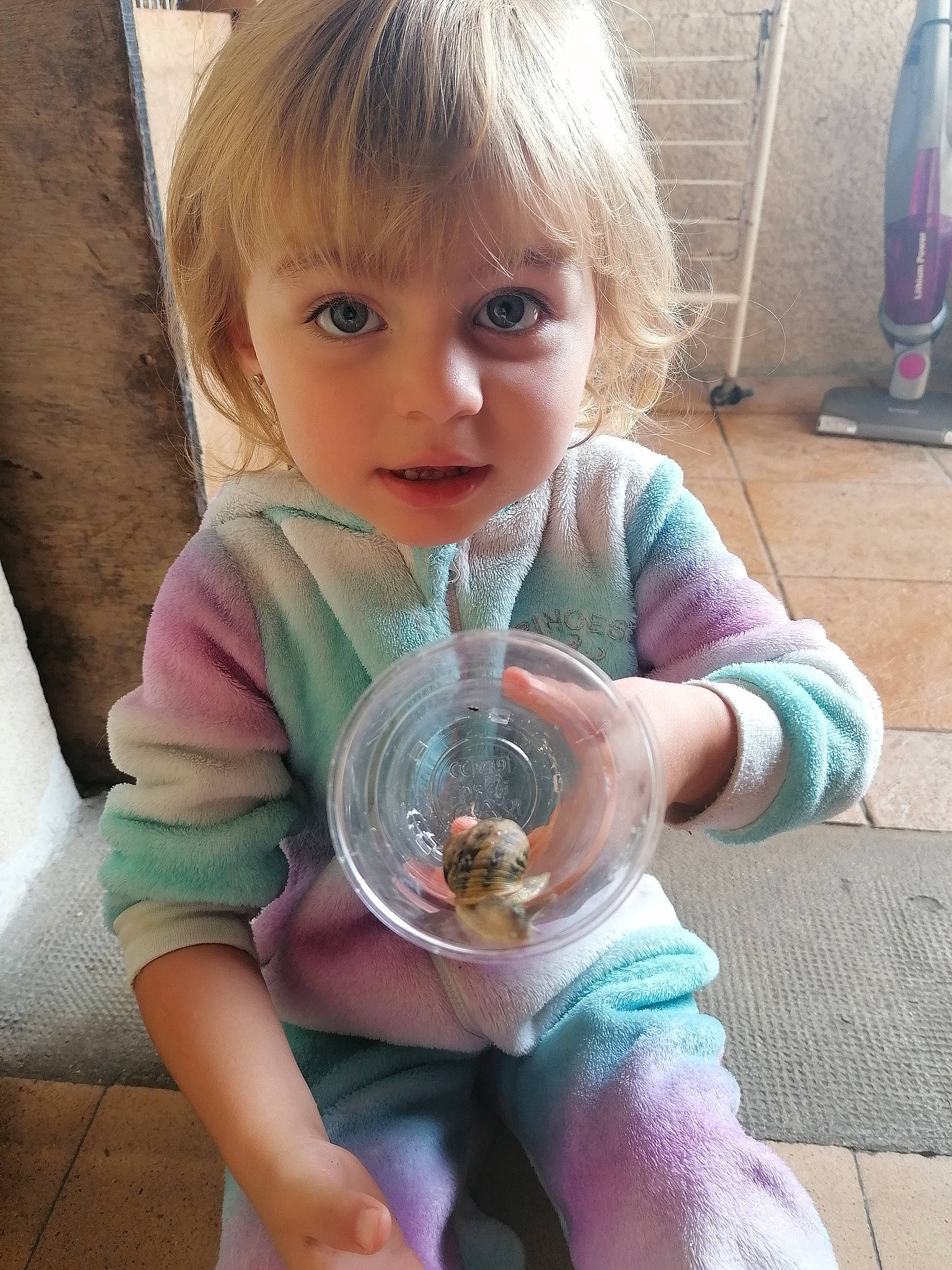 Lena a rejoint le concours — aidez-le/la à gagner de superbes lots ! baby, baby_toddler_clothing, blond, child, finger, flooring, fun, happy, iris, mammal, organ, person, pink, play, sitting, summer, thumb, toddler, vacation, vertebrate