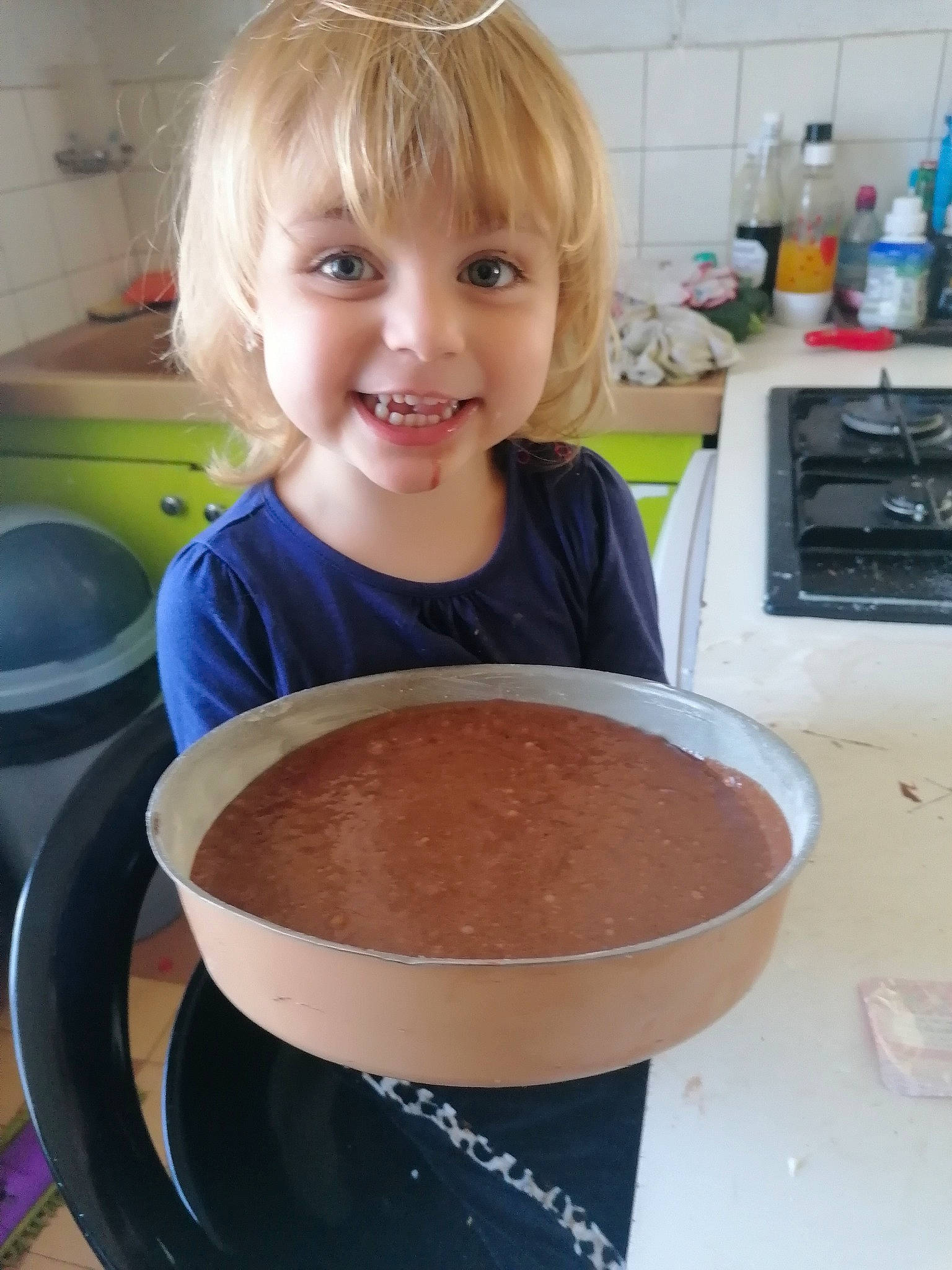 Lena a rejoint le concours — aidez-le/la à gagner de superbes lots ! atole, child, cooking, cooktop, countertop, cup, drinkware, food, ingredient, joy, kitchen, kitchen_appliance, kitchen_sink, kitchen_stove, person, recipe, serveware, smile, t_shirt, table