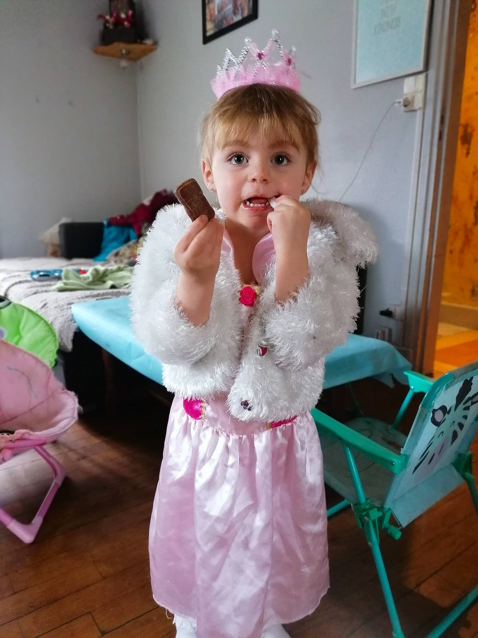 Lena participe au concours pour gagner de l'argent avec cette photo : baby_toddler_clothing, chair, child, costume, door, dress, event, eye, flooring, fun, fur, furniture, hair, happy, person, picture_frame, pink, room, sitting, sleeve