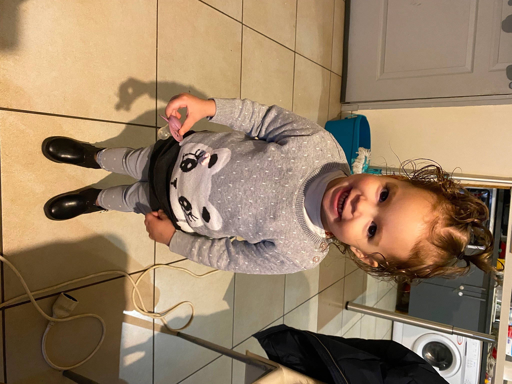 Elyna participe au concours pour gagner de l'argent avec cette photo : carmine, comfort, fun, fur, happy, hat, joy, person, room, smile, t_shirt, toddler