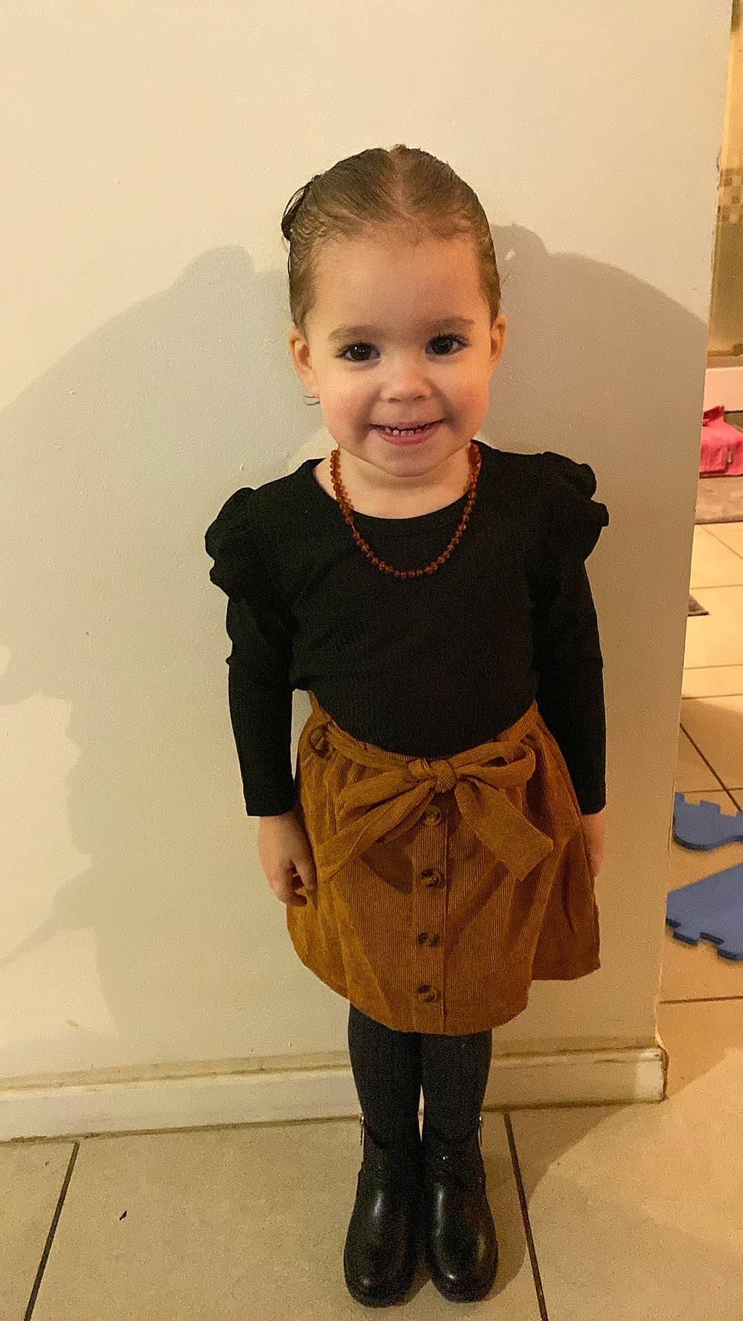 Elyna a rejoint le concours — aidez-le/la à gagner de superbes lots ! baby, baby_toddler_clothing, blond, cheek, fashion_design, happy, head, human_body, joy, knee, neck, outerwear, pattern, person, shoulder, sleeve, smile, standing, t_shirt, toddler