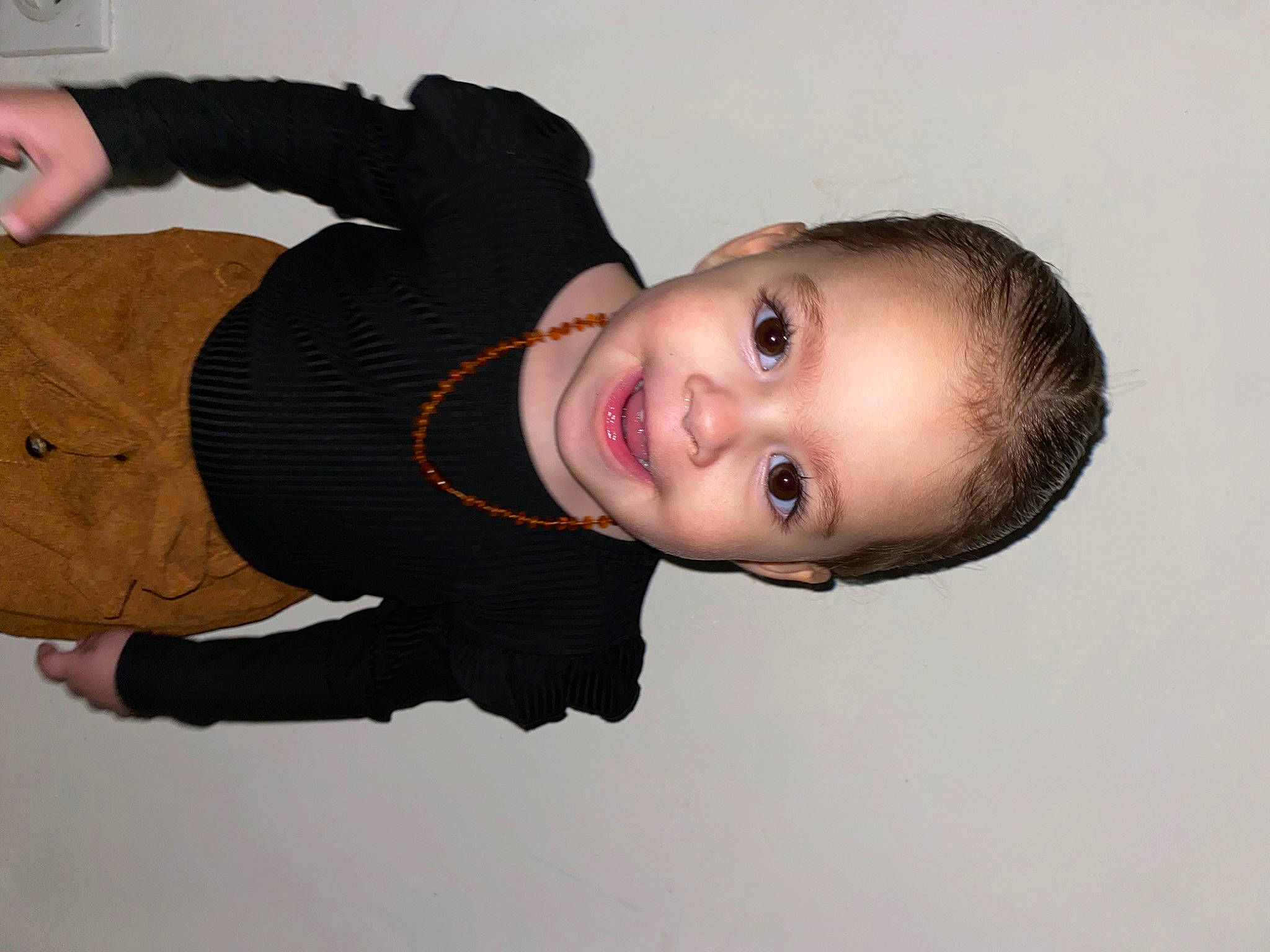 Elyna participe au concours pour gagner de l'argent avec cette photo : baby_laughing, baby_toddler_clothing, cheek, child, cloud, elbow, finger, flash_photography, fun, gesture, happy, human_body, neck, person, portrait_photography, sleeve, smile, thumb, toddler, water