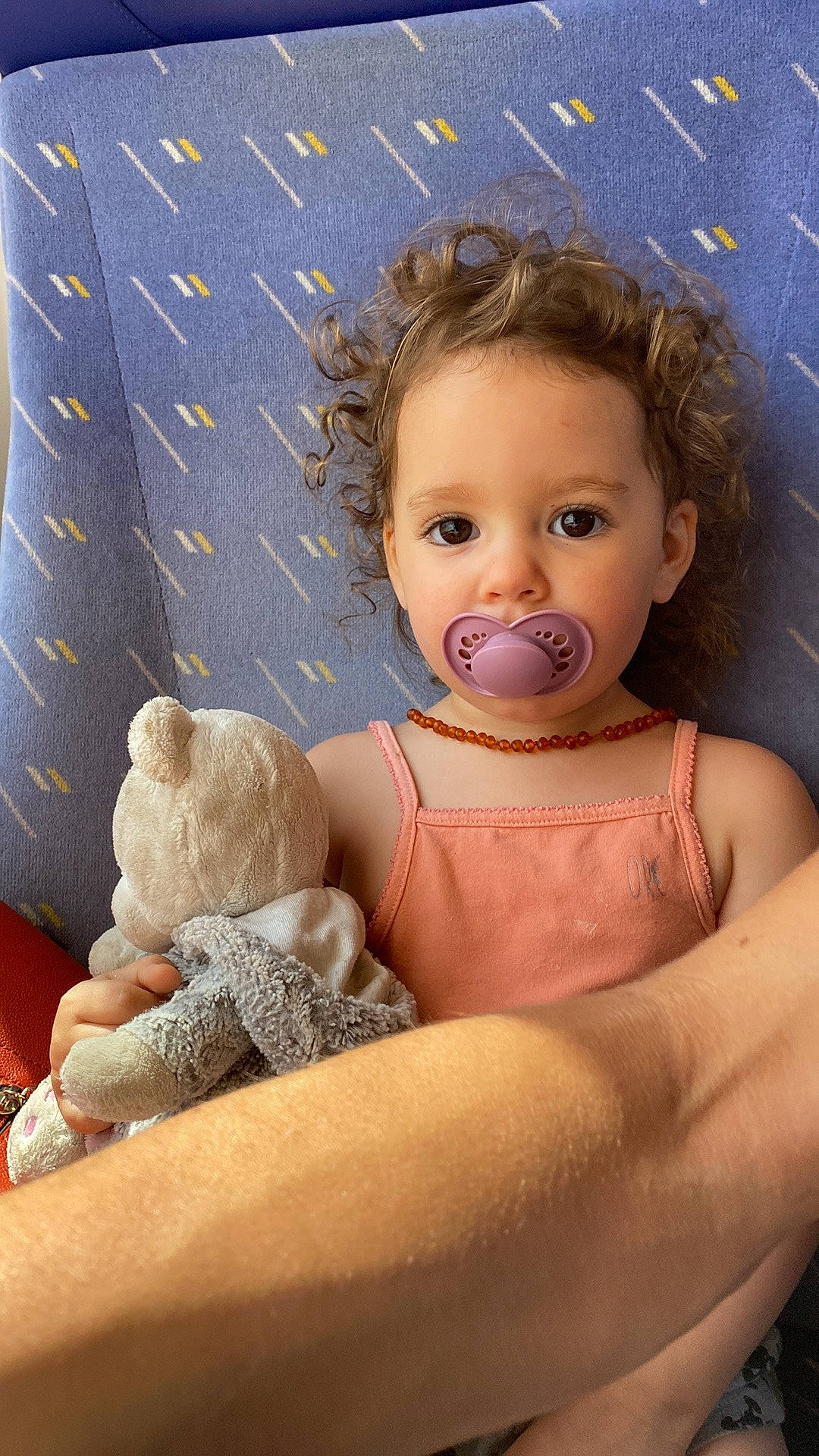 Elyna a rejoint le concours — aidez-le/la à gagner de superbes lots ! abdomen, baby, baby_toddler_clothing, cheek, chest, child, chin, eye, eyelash, flash_photography, happy, iris, joint, nose, person, pink, sitting, skin, teddy_bear, toddler
