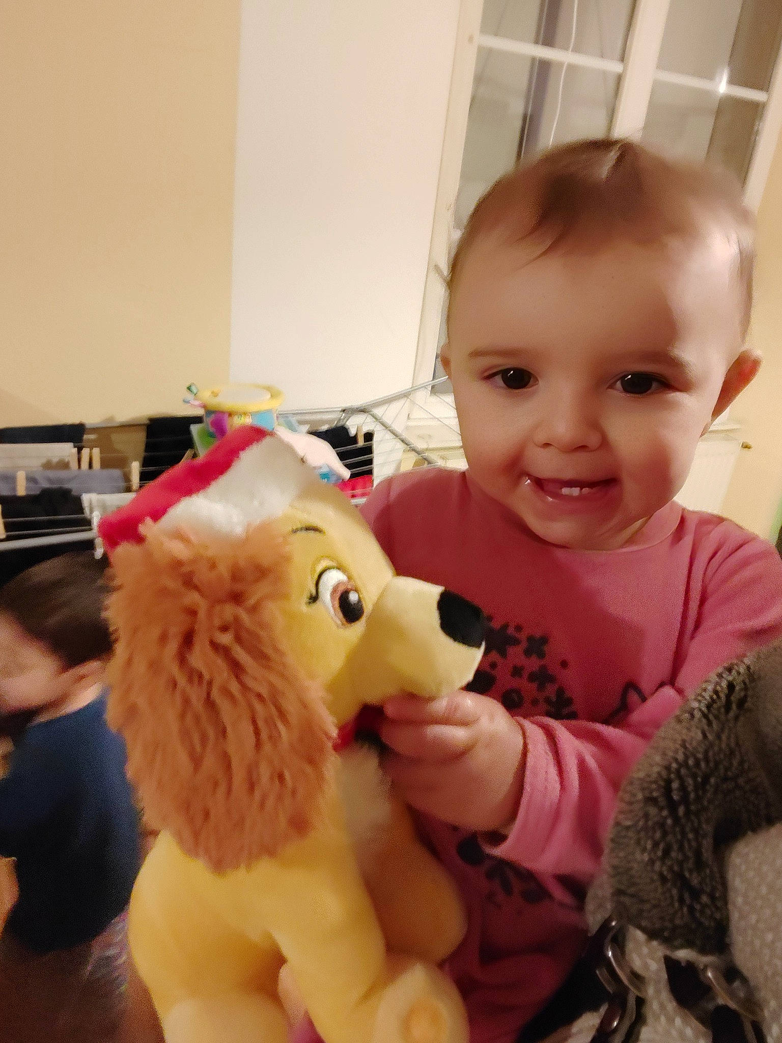 Naïla a rejoint le concours — aidez-le/la à gagner de superbes lots ! baby, baby_toddler_clothing, bear, child, companion_dog, fun, fur, happy, hat, joy, nose, person, play, plush, room, skin, smile, stuffed_toy, t_shirt, teddy_bear