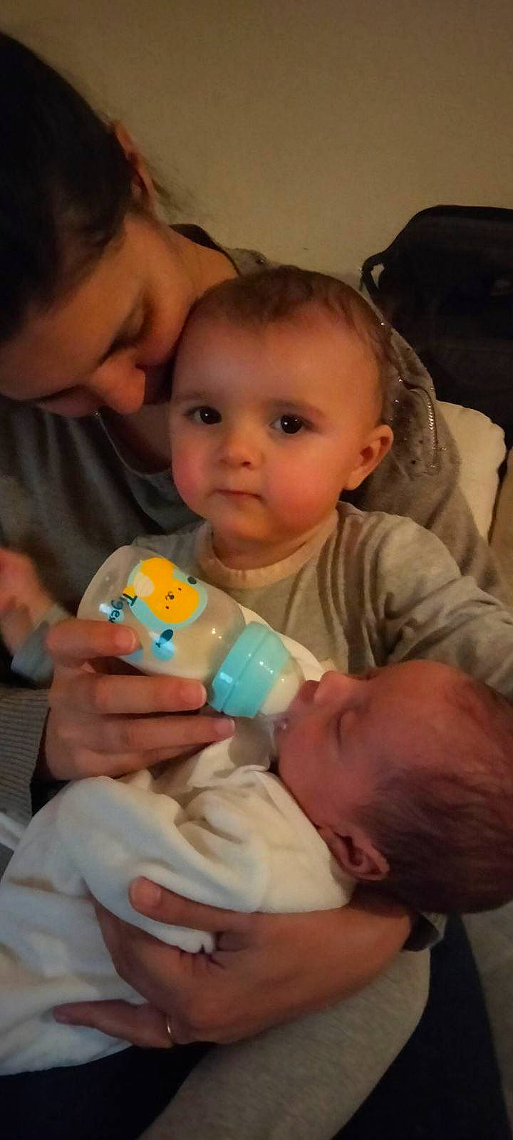 Naïla participe au concours pour gagner de l'argent avec cette photo : baby, baby_bottle, cheek, child, drinkware, ear, face, facial_expression, finger, fun, hand, happy, iris, mouth, nose, organ, person, plastic_bottle, product, skin