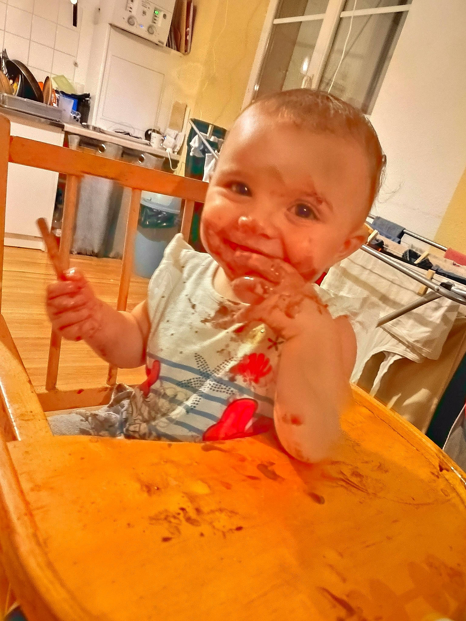 Naïla participe au concours pour gagner de l'argent avec cette photo : baby, baby_toddler_clothing, chair, child, comfort_food, computer_keyboard, computer_monitor, finger, fun, home_appliance, microwave_oven, person, room, shelf, sitting, table, tableware, television, toddler, varnish