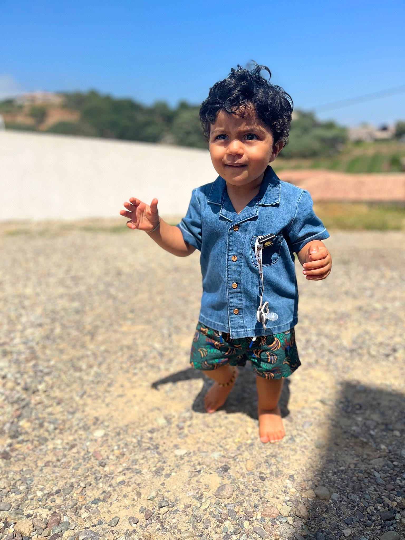 Eloan a rejoint le concours — aidez-le/la à gagner de superbes lots ! azure, beach, body_of_water, child, fun, gesture, grass, happy, landscape, leisure, people_in_nature, person, sand, sky, sleeve, smile, soil, standing, summer, toddler
