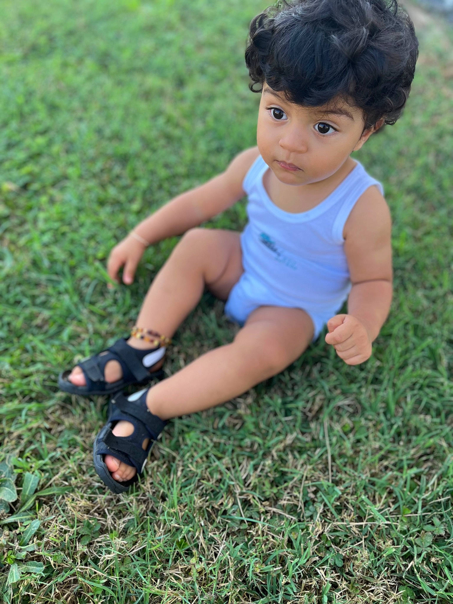 Eloan participe au concours pour gagner de l'argent avec cette photo : baby_toddler_clothing, child, electric_blue, eye, finger, foot, fun, grass, grass_family, hand, happy, head, human_leg, leg, people_in_nature, person, plant, sandal, thumb, toddler