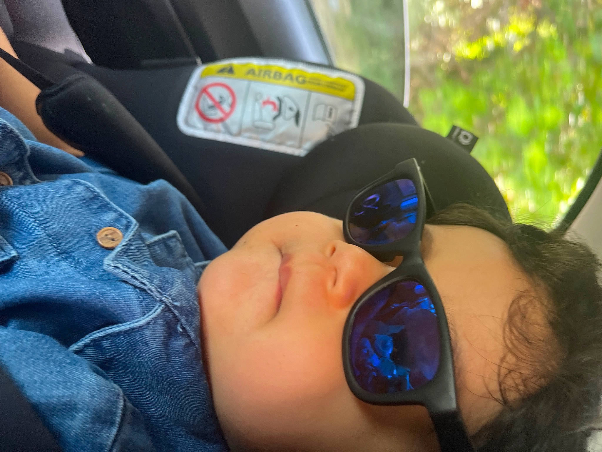 Eloan participe au concours pour gagner de l'argent avec cette photo : arm, audio_equipment, black_hair, cameras_optics, electric_blue, eyelash, eyewear, finger, gadget, glasses, goggles, hand, hat, headgear, morning, person, personal_protective_equipment, sunglasses, tree, vision_care