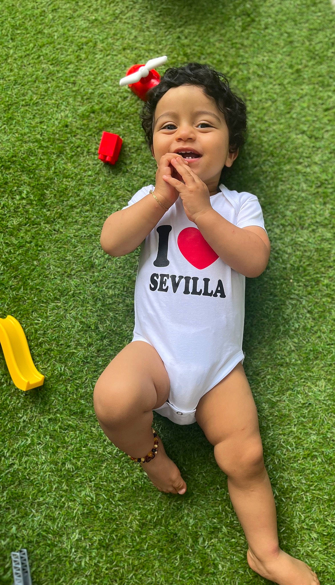 Eloan a rejoint le concours — aidez-le/la à gagner de superbes lots ! baby_toddler_clothing, ball, child, dress, fun, gesture, grass, happy, human_leg, people_in_nature, person, player, recreation, smile, sports, sports_uniform, sportswear, t_shirt, team_sport, thigh