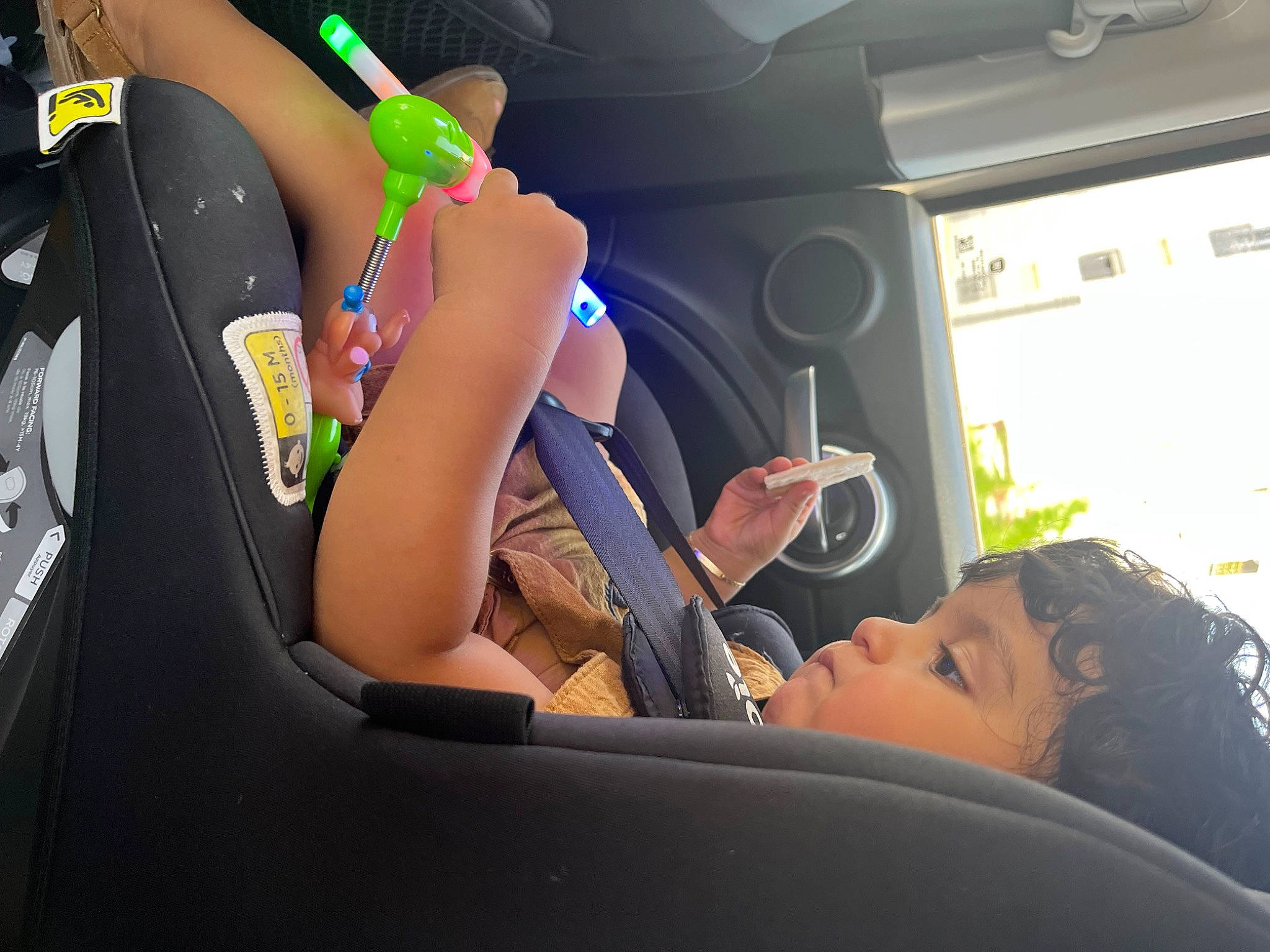 Eloan participe au concours pour gagner de l'argent avec cette photo : auto_part, automotive_design, automotive_exterior, car, car_seat, car_seat_cover, eyewear, finger, gesture, hand, head_restraint, motor_vehicle, passenger, person, plant, seat_belt, steering_part, steering_wheel, vehicle, vehicle_door