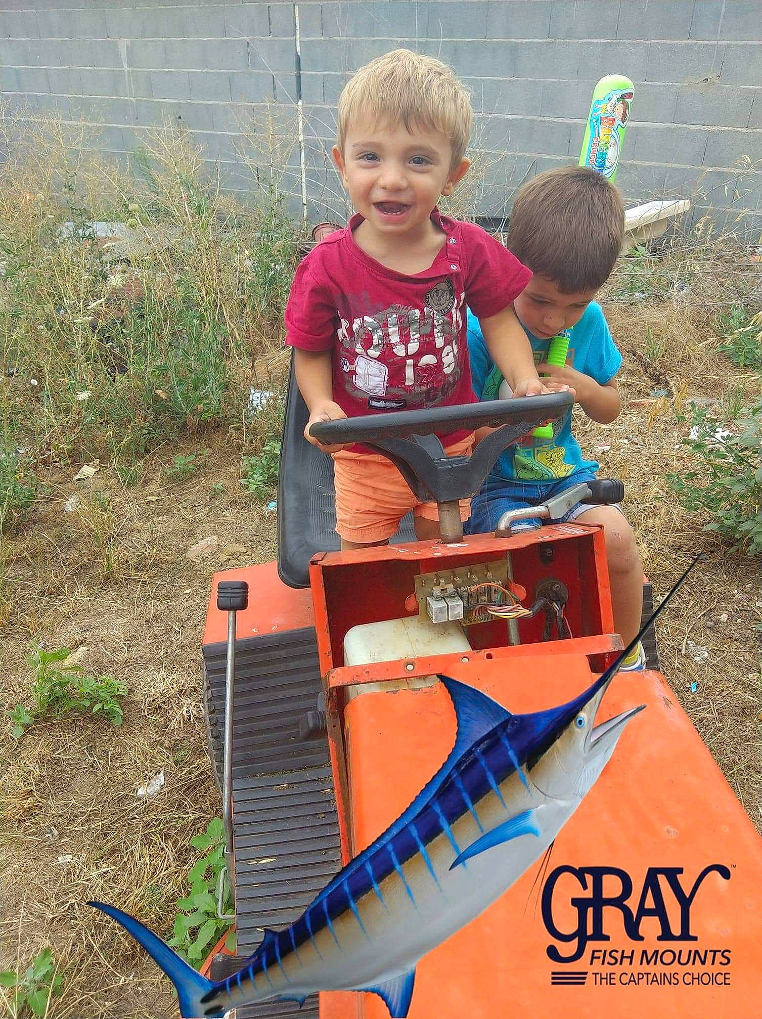Tiago participe au concours pour gagner de l'argent avec cette photo : child, fun, joy, person, play, soil, toddler, vehicle