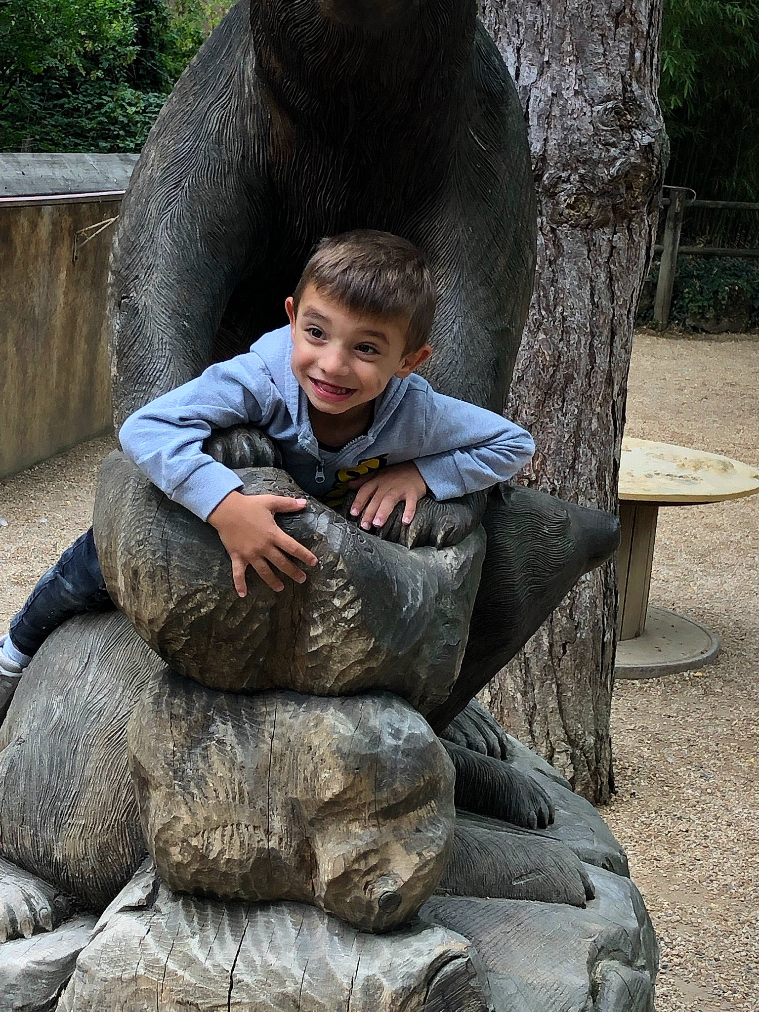 Tiago a rejoint le concours — aidez-le/la à gagner de superbes lots ! adaptation, art, bedrock, child, fun, grass, happy, joy, leisure, person, plant, public_space, rock, sculpture, shorts, sitting, smile, statue, temple, tree