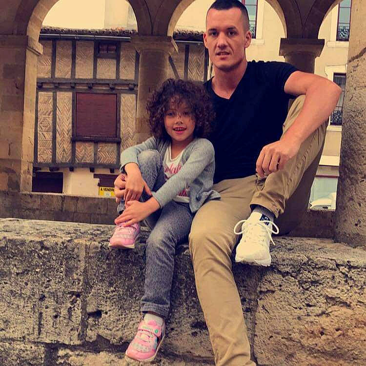 Lenna participe au concours pour gagner de l'argent avec cette photo : child, cool, eye, family, father, happy, human, jeans, joy, leg, love, male, people, person, photo_shoot, photography, shoe, sitting, smile, square