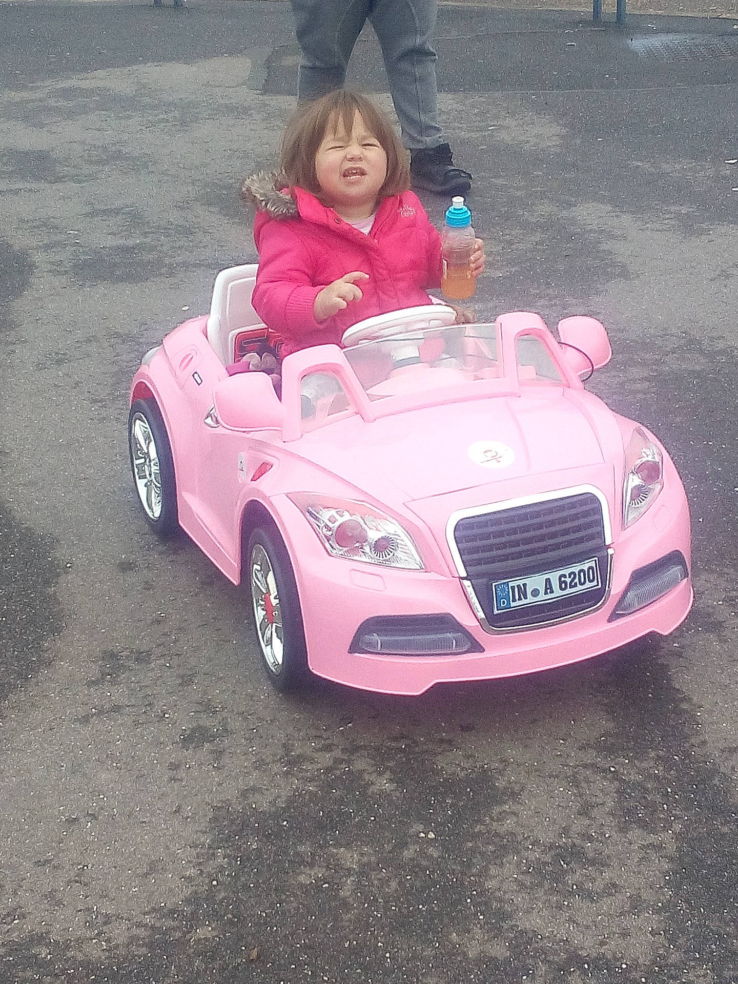 Shauna a rejoint le concours — aidez-le/la à gagner de superbes lots ! automotive_design, automotive_exterior, bumper, car, chrysler_crossfire, compact_car, convertible, full_size_car, hood, luxury_vehicle, mid_size_car, mode_of_transport, motor_vehicle, performance_car, person, personal_luxury_car, sports_car, supercar, vehicle, vehicle_door