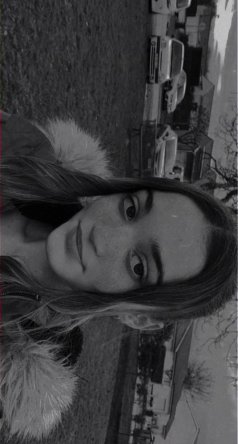 Léa a rejoint le concours — aidez-le/la à gagner de superbes lots ! art, black, black_and_white, car, eyebrow, eyelash, hairstyle, iris, jaw, lip, long_hair, monochrome, monochrome_photography, nose, person, plant, style, tints_and_shades, tree, vehicle