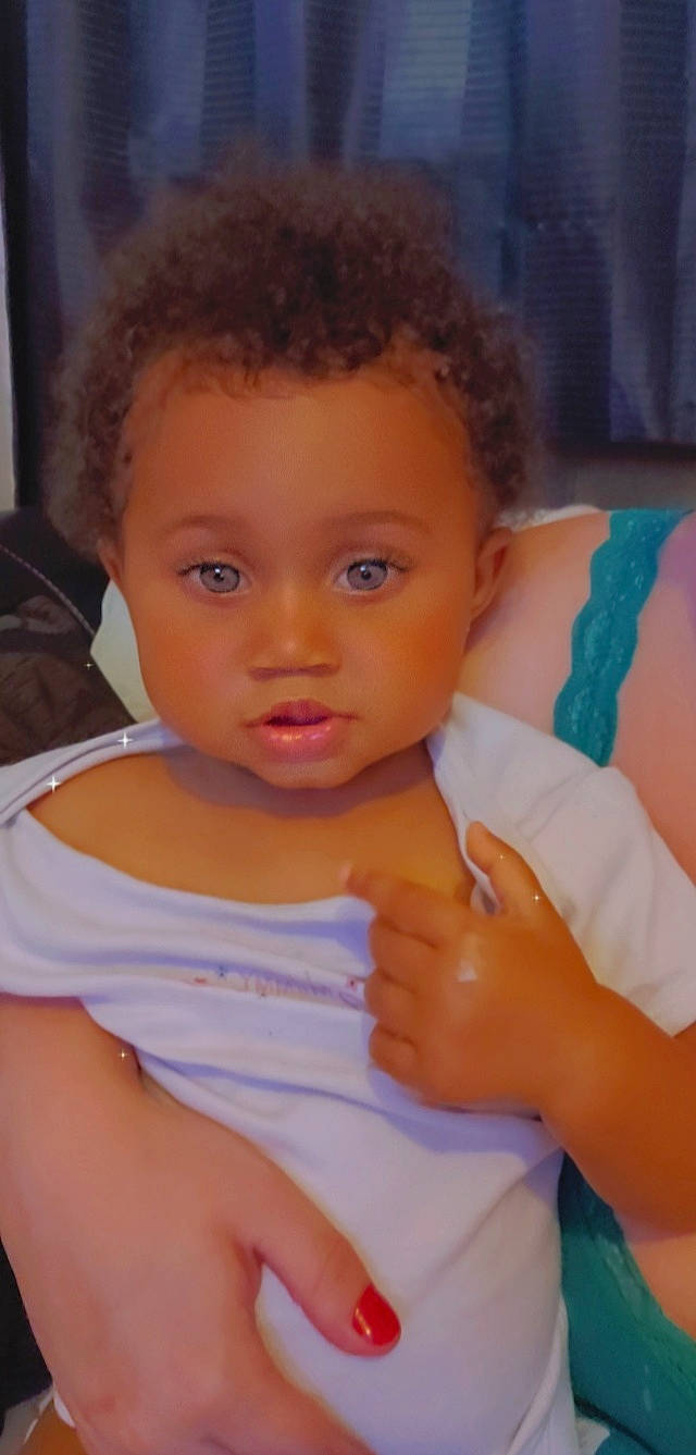 Djelika a rejoint le concours — aidez-le/la à gagner de superbes lots ! cheek, chin, ear, eye, eyebrow, eyelash, facial_expression, finger, forehead, gesture, hair, hairstyle, happy, iris, lip, mouth, neck, nose, person, skin