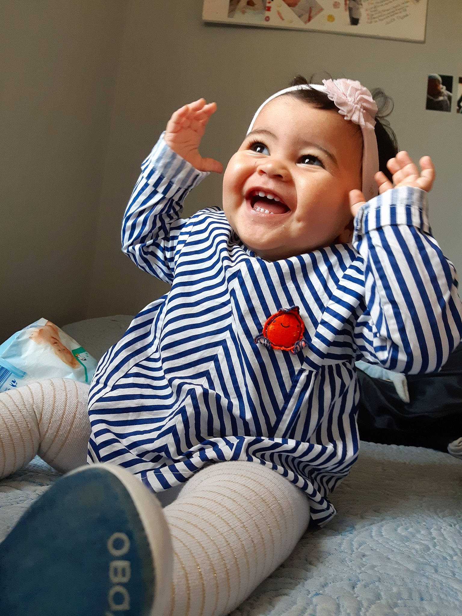 Naëly a rejoint le concours — aidez-le/la à gagner de superbes lots ! arm, baby, cheek, child, face, facial_expression, family, finger, happy, head, laugh, outerwear, person, sitting, sleeve, smile, toddler