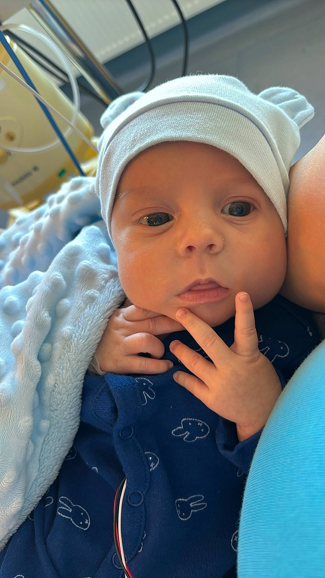 Ilÿano a rejoint le concours — aidez-le/la à gagner de superbes lots ! baby, baby_toddler_clothing, cap, cheek, child, comfort, electric_blue, eye, eyebrow, eyelash, gesture, happy, hat, headwear, lip, mouth, nail, nose, person, skin